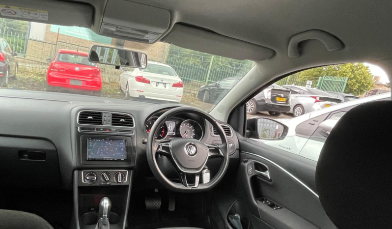 
								Volkswagen Polo Black 2015 full									